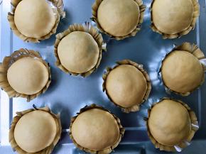 放进模具里，送进烤箱进行发酵，烤箱底部放一碗热水，增加烤箱的湿度