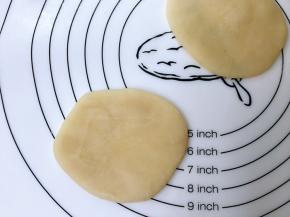 糯米滋擀成圆饼