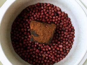 电炖盅隔水煮二小时左右，加入红糖，再焖三十分钟