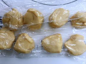 将面团分成均等的大小，加盖保鲜膜松弛十五分钟