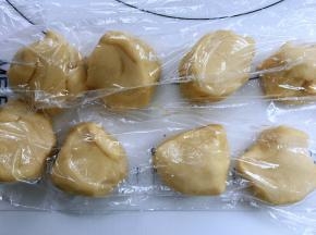 将面团分成均等的大小，加盖保鲜膜松弛十五分钟