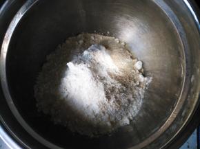 将中筋粉、白糖和酵母混合