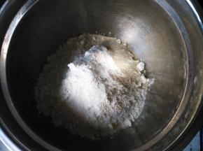 将中筋粉、白糖和酵母混合