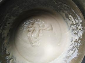 用蛋抽搅拌均匀