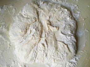 用手将四周的面糊往中间拢