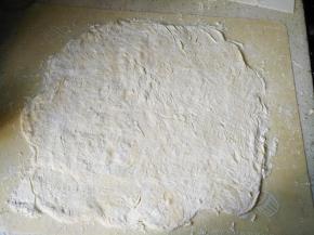 翻面，用擀面杖擀成大约半厘米厚