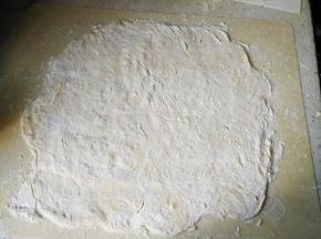 翻面，用擀面杖擀成大约半厘米厚