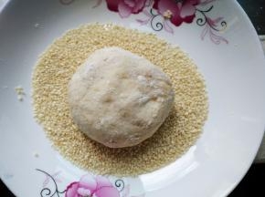 放入芝麻盘里，轻轻按压