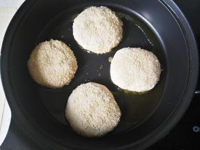 不粘锅里放适量油，将饼坯放入锅里，小火煎