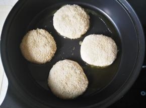 不粘锅里放适量油，将饼坯放入锅里，小火煎