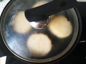 盖上锅盖小火煎