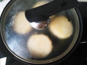 盖上锅盖小火煎