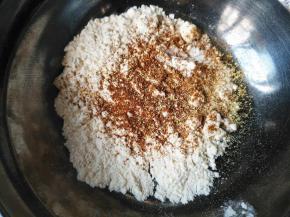 在20克面粉中加入盐、五香粉和胡椒粉，混合均匀