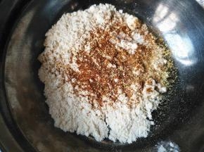 在20克面粉中加入盐、五香粉和胡椒粉，混合均匀