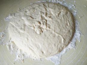 在台面上放多一些面粉，将面糊放在面粉中