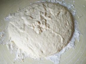 在台面上放多一些面粉，将面糊放在面粉中