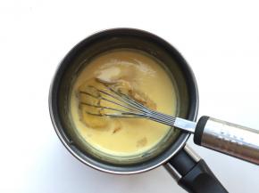 蛋奶液冷却至50度左右加入提前用冷水泡软的吉利丁片