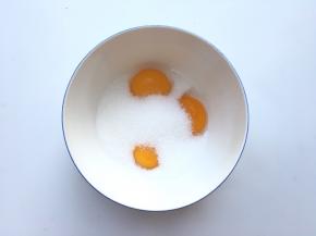 B蜜桃慕斯：
将蛋黄、糖搅拌融合