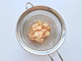 过筛分离桃子和水，放置一旁备用