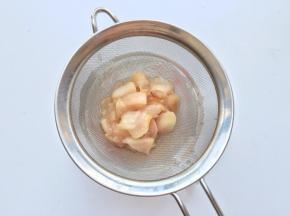 过筛分离桃子和水，放置一旁备用