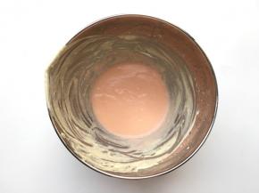 剩余慕斯糊滴入1滴红色色素，混合成粉色的慕斯糊，倒入冷藏过的模具中，倒满，再次入冰箱冷藏，最好是过夜