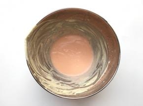 剩余慕斯糊滴入1滴红色色素，混合成粉色的慕斯糊，倒入冷藏过的模具中，倒满，再次入冰箱冷藏，最好是过夜