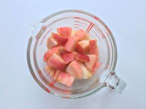 A蜜桃糖水：
将200g桃子切块，不用去皮