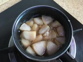 刮刀搅拌使桃子肉不要粘底，煮至沸腾之后，再持续煮至桃肉颜色变淡，桃子水变红、稍有稠状（要用颜色红的水蜜桃煮出来的桃子水比较红，我的不够红）