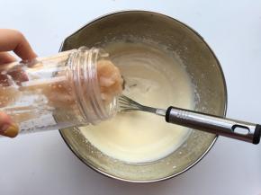 刚才过筛后的桃子肉放入料理机中加少量水打成果泥，再把桃子果泥倒入蛋奶液和淡奶油的混合物中搅拌均匀，蜜桃慕斯糊就做好了