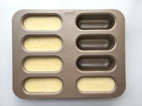 将慕斯糊倒入模具中，每个都不要倒满，八分满的样子就好，移入冰箱冷藏1小时以上