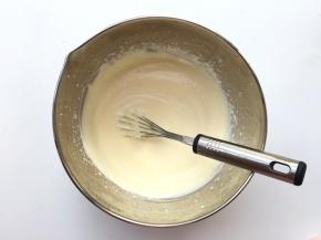 淡奶油打发至6成，将混合好的蛋奶液倒入并充分搅拌均匀