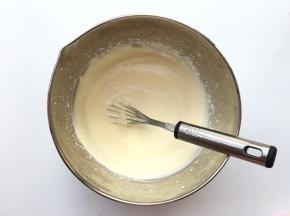 淡奶油打发至6成，将混合好的蛋奶液倒入并充分搅拌均匀