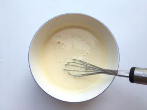 再倒入热牛奶，滴入香草精，一边倒牛奶一边搅打，直到充分乳化成蛋奶液