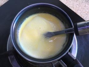 接着将蛋奶液倒入奶锅中，开小火，不断搅拌蛋奶液至微微沸腾就关火