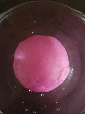 50克清水 50克高筋面粉加入1克酵母，发酵4小时，制作波兰酵种。制作好的波兰酵种加入除黄油外所有材料，面包机1个程序，加入黄油继续揉面一个程序。揉至能拉出薄膜，面团就揉好了。室温发酵至2.5倍大