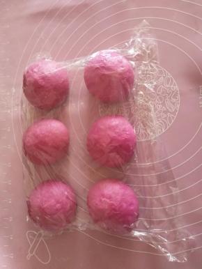 发酵好的面团，轻拍排气，分割成6份。滚圆醒发半小时。醒发面团时，将红豆沙分割成6份，每份50克