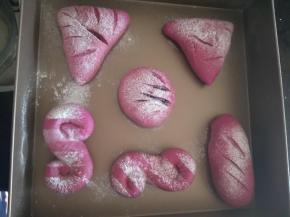 拿晒网在上面轻轻撒一层面粉