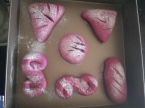 拿晒网在上面轻轻撒一层面粉