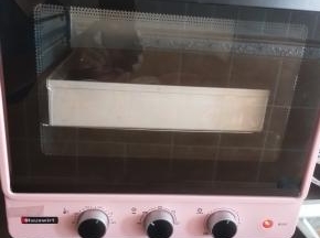 将烤箱内放一碗热水，开发酵功能，发酵40分钟到60分钟