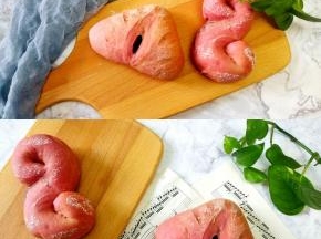 发酵好的面团放入提前预热好的烤箱
175度30分钟，全程加盖锡纸