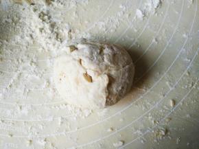 像包包子似的将四周拢起，捏紧