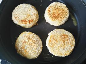 两面反复煎至上色均匀