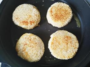 两面反复煎至上色均匀