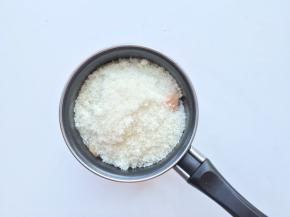 将切好的桃子放入不沾奶锅中，加入130g糖（按自己个人口味增减甜度）