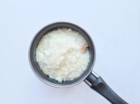 将切好的桃子放入不沾奶锅中，加入130g糖（按自己个人口味增减甜度）