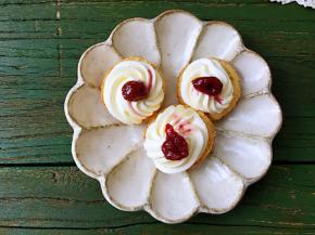 奶油松糕从中间切开，淡奶油打发至硬性发泡，用裱花袋挤上花型，摆上樱桃颗粒