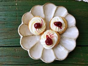 奶油松糕从中间切开，淡奶油打发至硬性发泡，用裱花袋挤上花型，摆上樱桃颗粒