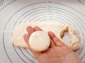 用一个圆形模具压成圆形饼状