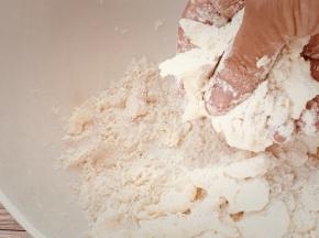 用手将黄油与面粉揉搓成细小颗粒