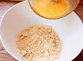 加入搅散的蛋液